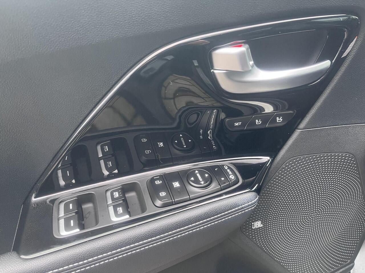 KIA e-Niro ExecutiveLine 64 kWh Schuifkanteldak|Camera| stoel en stuurverwarming|Trekhaak|JBL|Cruise control