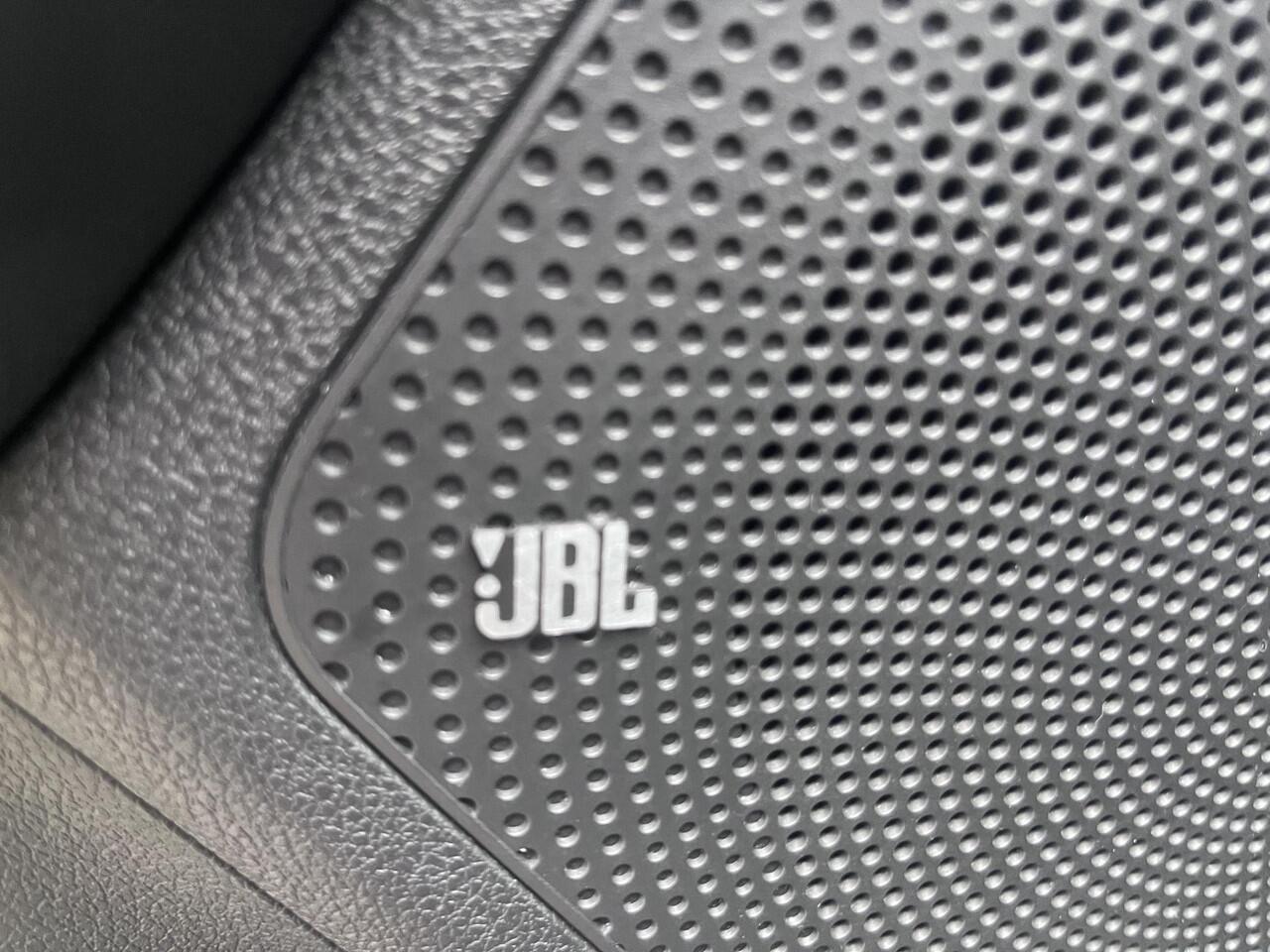 KIA e-Niro ExecutiveLine 64 kWh Schuifkanteldak|Camera| stoel en stuurverwarming|Trekhaak|JBL|Cruise control