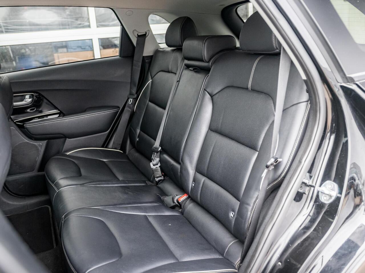 KIA e-Niro ExecutiveLine 64 kWh l Lederen bekleding l Stoel Stuurwielverwarming l JBL premium sound systeem l Schuifkantel dak l SOH 95,8 l