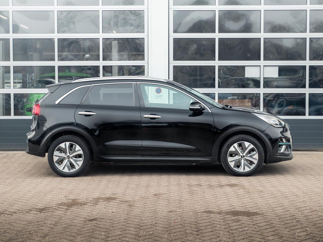 KIA e-Niro ExecutiveLine 64 kWh l Lederen bekleding l Stoel Stuurwielverwarming l JBL premium sound systeem l Schuifkantel dak l SOH 95,8 l