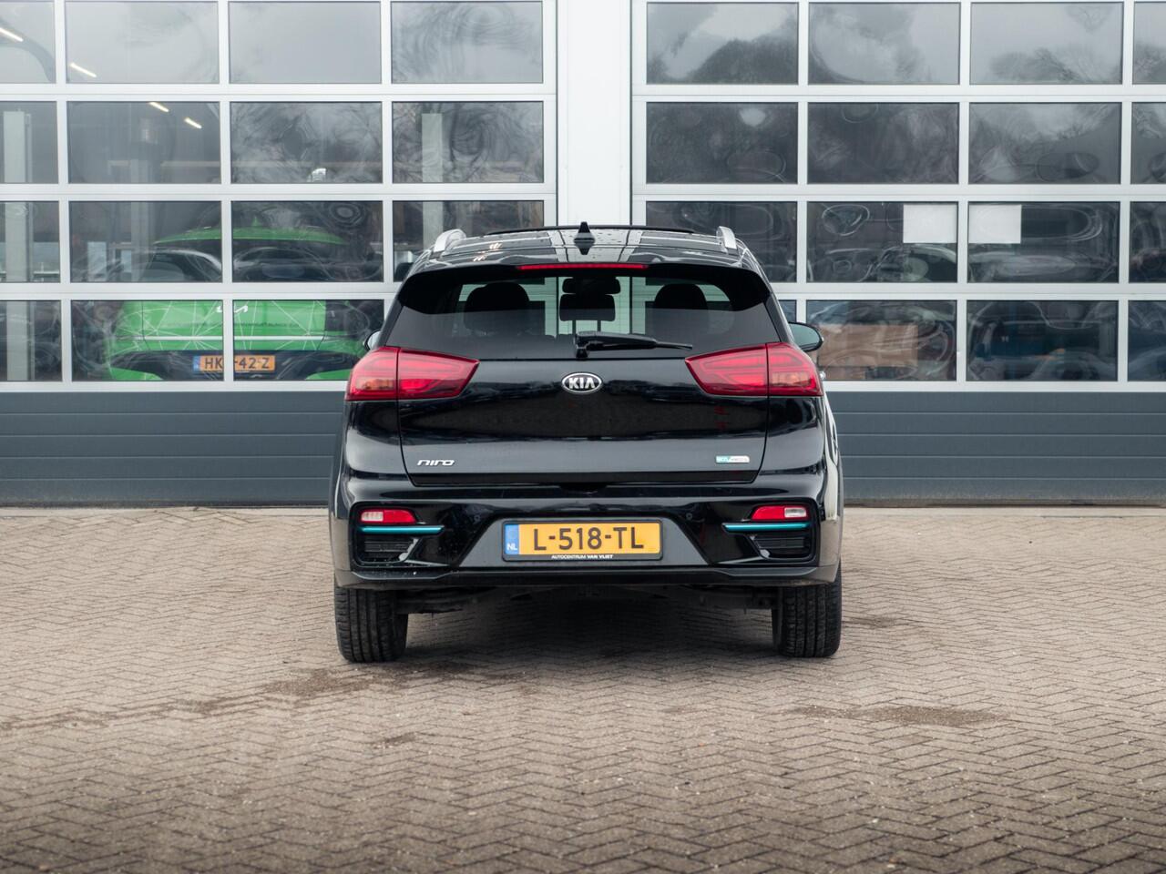 KIA e-Niro ExecutiveLine 64 kWh l Lederen bekleding l Stoel Stuurwielverwarming l JBL premium sound systeem l Schuifkantel dak l SOH 95,8 l