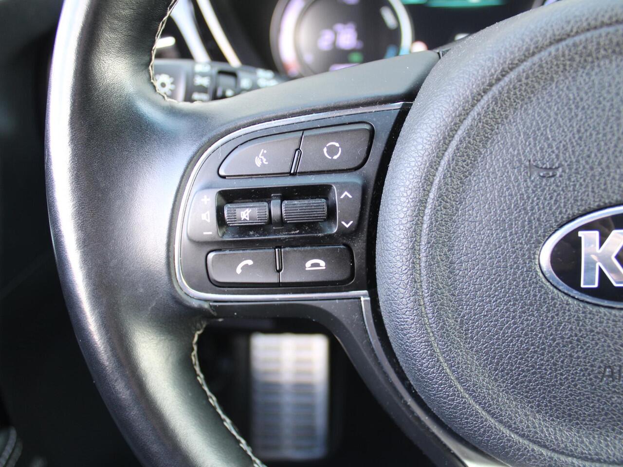 KIA e-Niro Executiveline 64 kWh | Warmtepomp | Stuur- / stoelverwarming + ventilatie | Elek. stoelverstelling | Camera | Cruise adapt. | Leer | 17" LM |