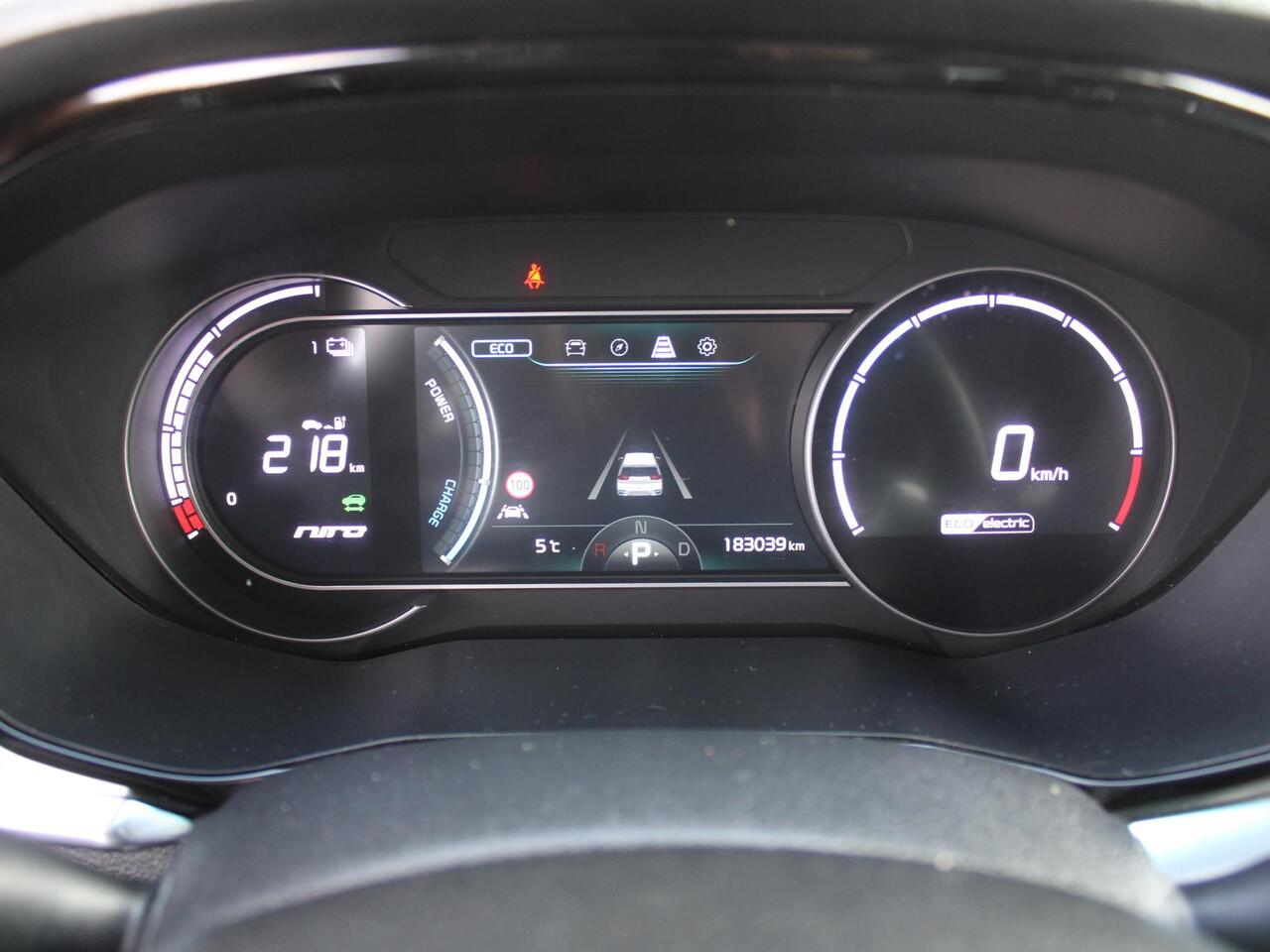 KIA e-Niro Executiveline 64 kWh | Warmtepomp | Stuur- / stoelverwarming + ventilatie | Elek. stoelverstelling | Camera | Cruise adapt. | Leer | 17" LM |