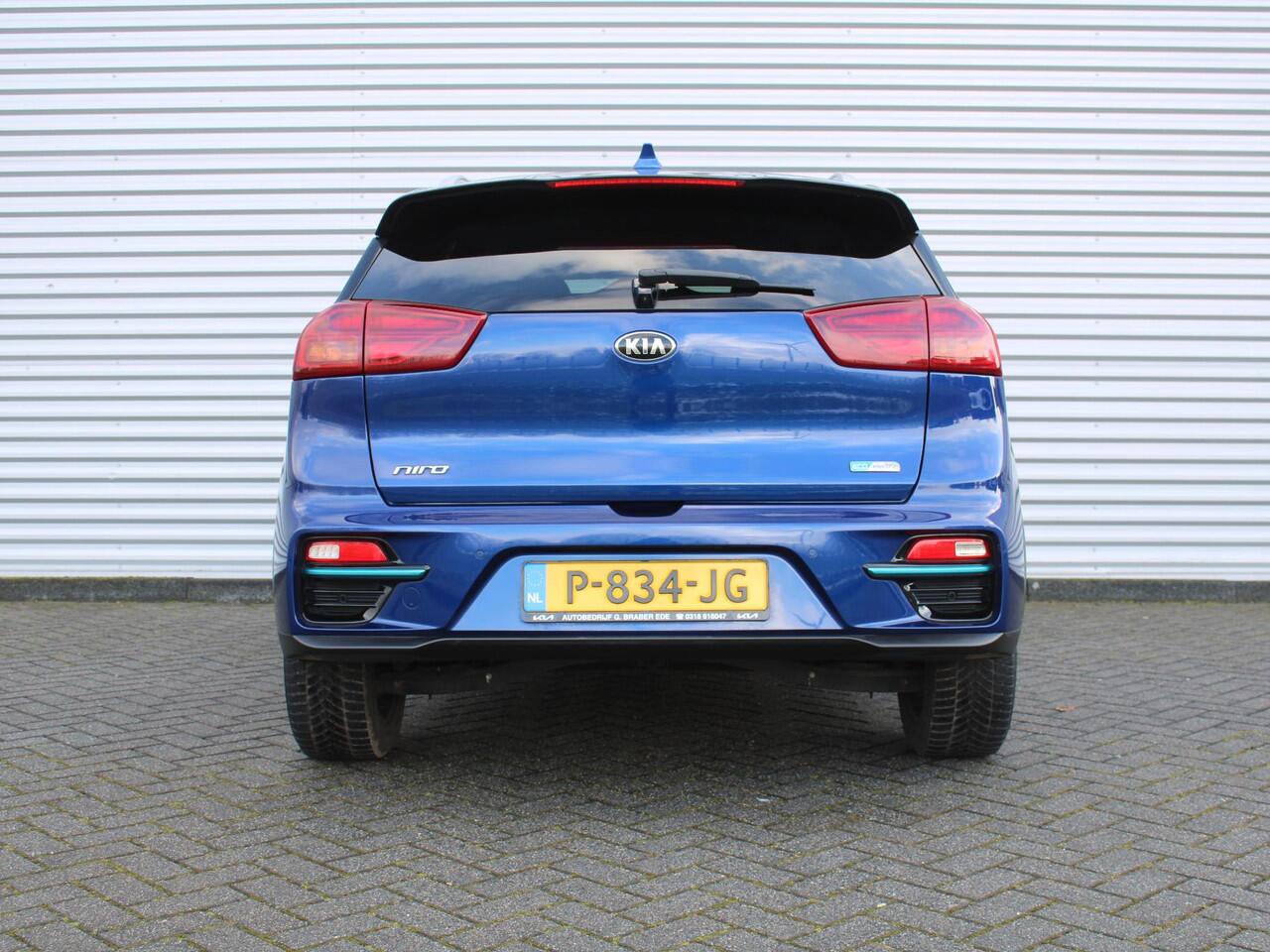 KIA e-Niro Executiveline 64 kWh | Warmtepomp | Stuur- / stoelverwarming + ventilatie | Elek. stoelverstelling | Camera | Cruise adapt. | Leer | 17" LM |