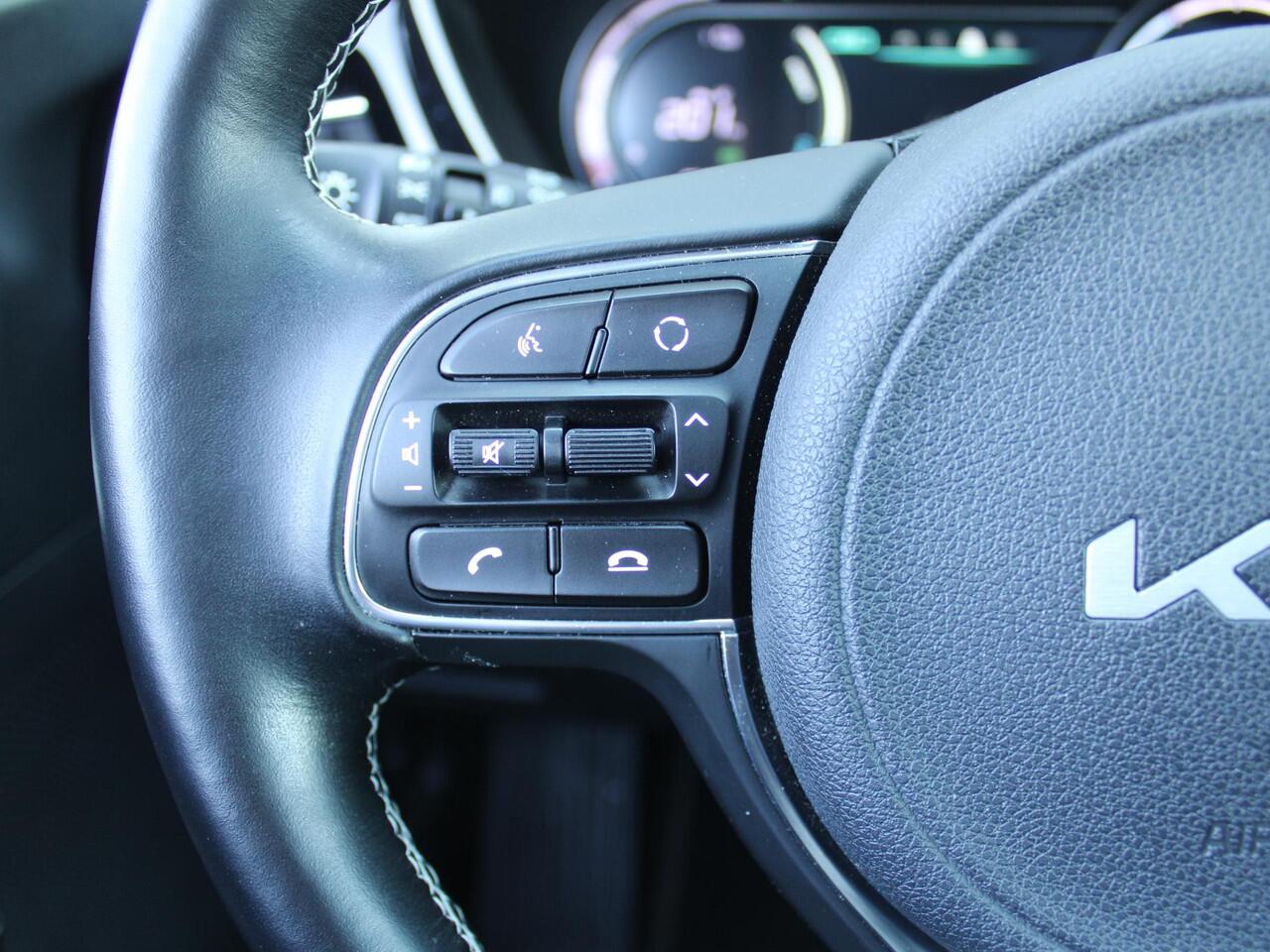 KIA e-Niro DynamicPlusLine 64 kWh | Trekhaak | Schuif-/kanteldak | 3 Fase | Stuur-/stoelverwarming | Camera | Cruise adapt. | 17" LM | Clima | BTW auto |