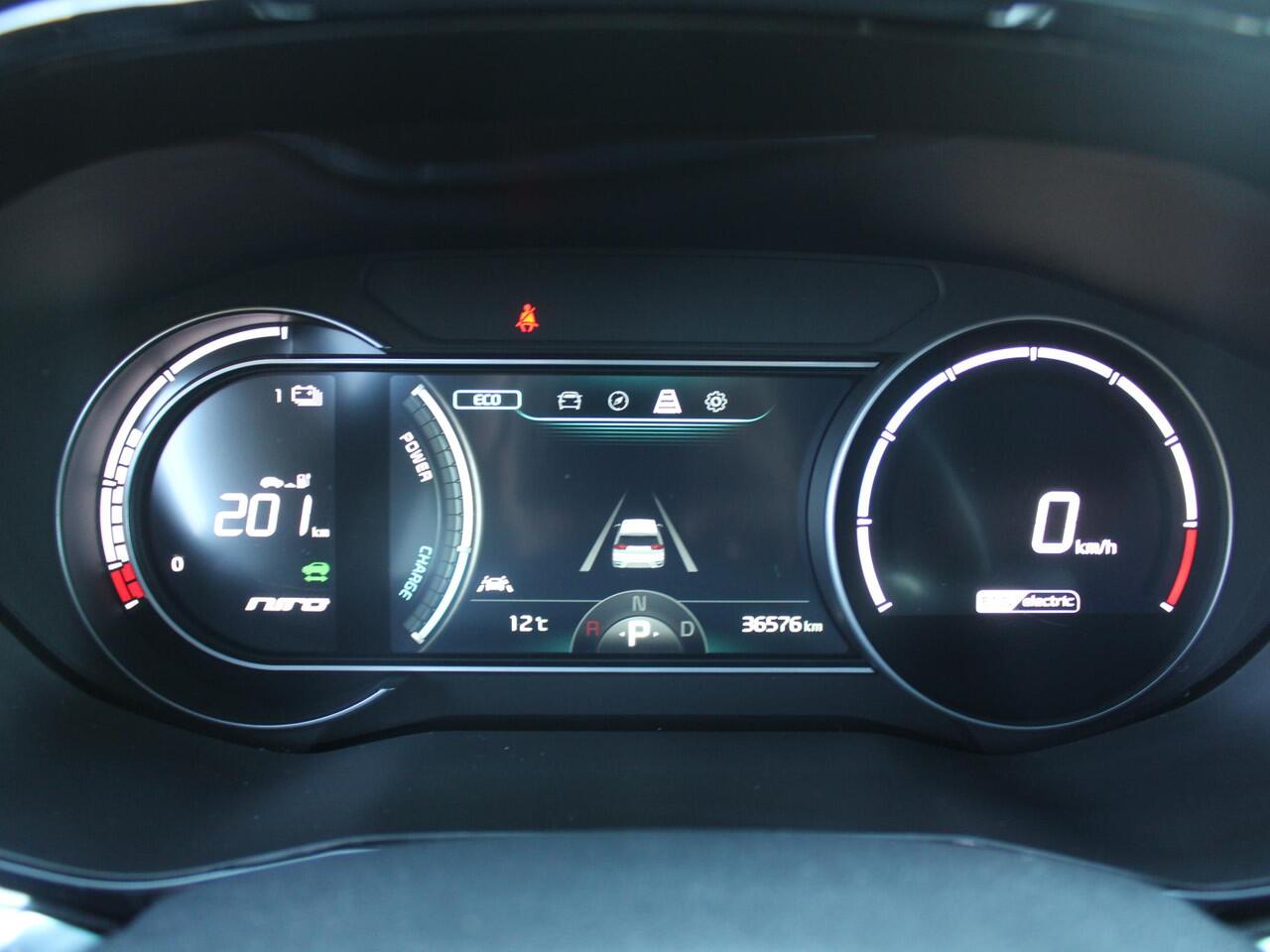 KIA e-Niro DynamicPlusLine 64 kWh | Trekhaak | Schuif-/kanteldak | 3 Fase | Stuur-/stoelverwarming | Camera | Cruise adapt. | 17" LM | Clima | BTW auto |