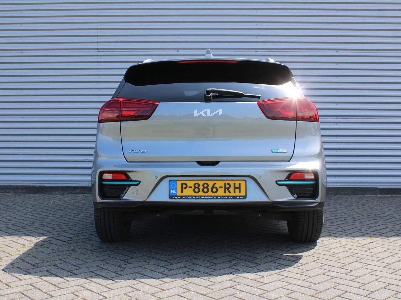 KIA e-Niro DynamicPlusLine 64 kWh | Schuif-/kantel dak | Cruise adapt.| Navi | 17" LM | Stuur-/stoelverwarming | Camera | Clima |