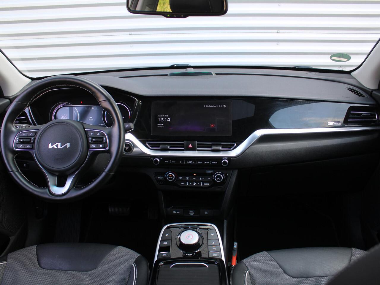 KIA e-Niro DynamicPlusLine 64 kWh | Schuif-/kantel dak | Cruise adapt.| Navi | 17" LM | Stuur-/stoelverwarming | Camera | Clima |
