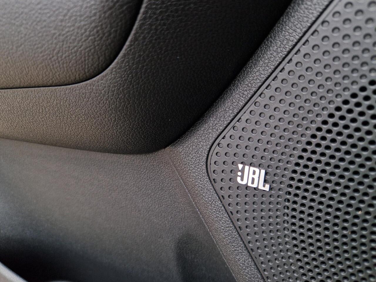 KIA e-Niro ExecutiveLine 64 kWh | 1e Eigenaar | Open Dak | LED | RMC Trekhaak | JBL | Stoelventilatie |