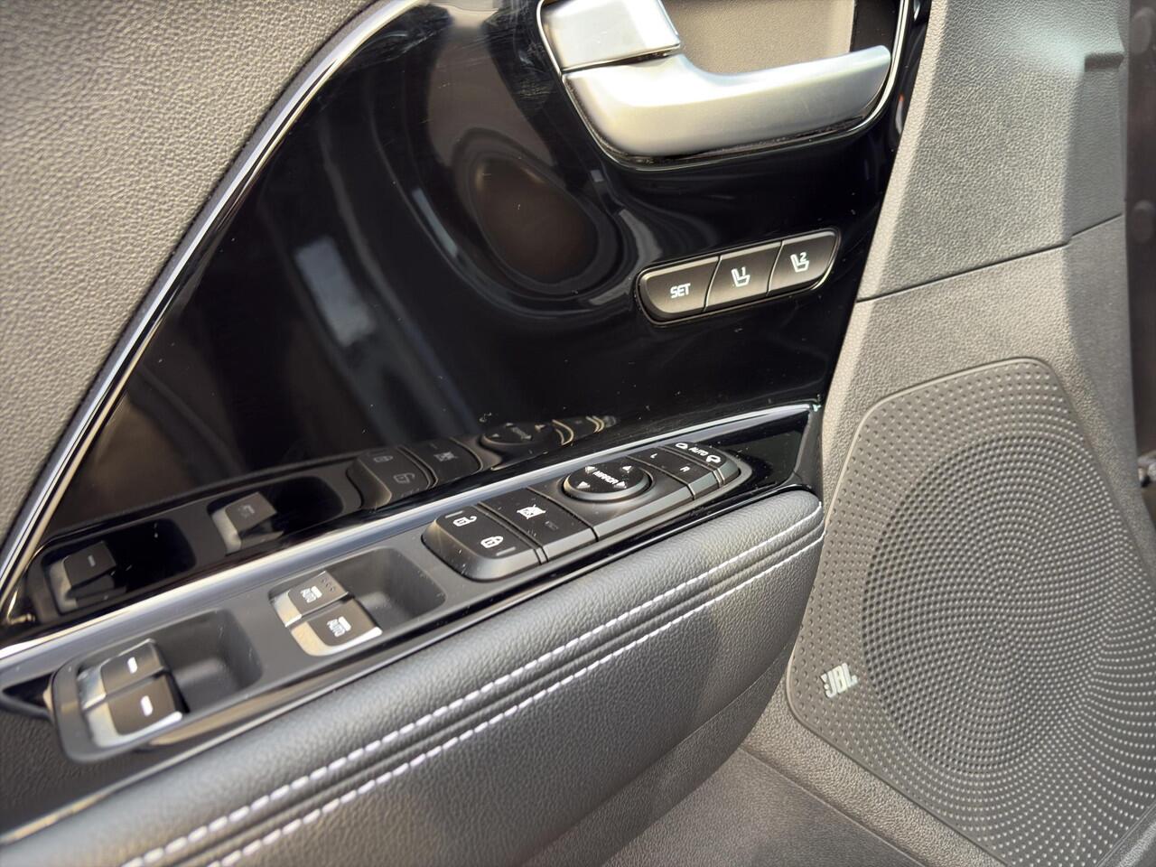 KIA e-Niro ExecutiveLine 64 kWh Automaat | Stoelverkoeling & Verwarming | Camera | Cruise | Leder | Sensoren |