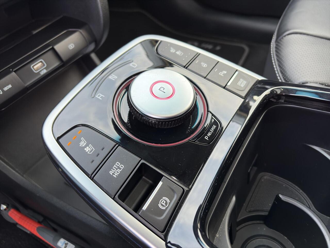 KIA e-Niro ExecutiveLine 64 kWh Automaat | Stoelverkoeling & Verwarming | Camera | Cruise | Leder | Sensoren |