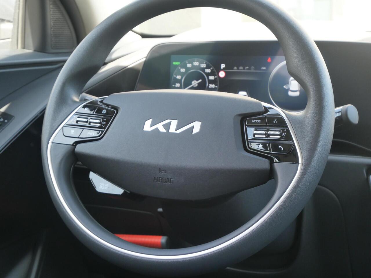 KIA e-Niro EV Light Edition 64.8 kWh | Navigatie | Achteruitrijcamera | Airco | Cruise control Adaptief |