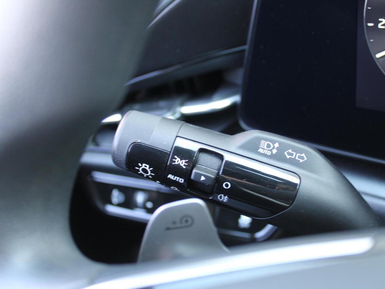 KIA e-Niro EV Light Edition 64.8 kWh | Camera | Cruise adapt. | Clima | 17" LM | Navi | Keyless | All season banden | 17% bijtelling |