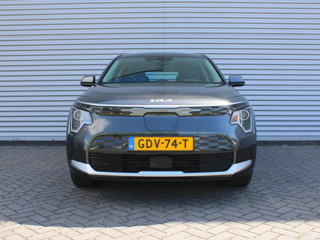 KIA e-Niro EV Light Edition 64.8 kWh | Camera | Cruise adapt. | Clima | 17" LM | Navi | Keyless | All season banden | 17% bijtelling |