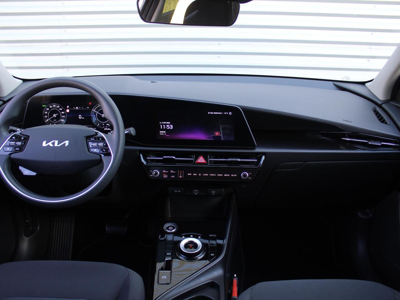 KIA e-Niro EV Light Edition 64.8 kWh | Camera | Cruise adapt. | Clima | 17" LM | Navi | Keyless | All season banden | 17% bijtelling |