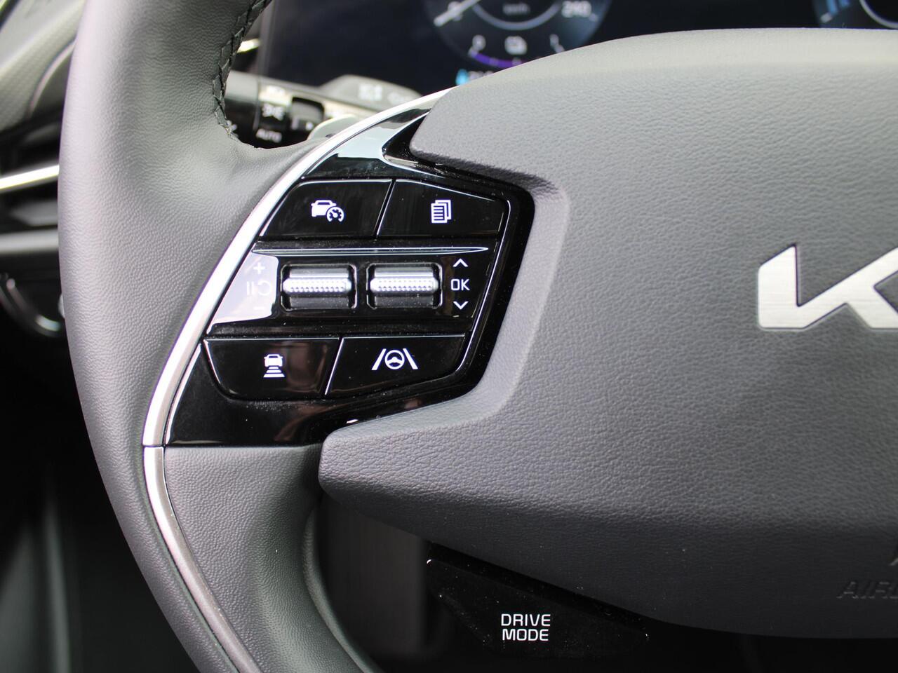 KIA e-Niro EV Edition Advanced 64.8 kWh | Stuur-/stoelverwarming | Elektr. stoelverstelling | Camera | Cruise adapt. | 17"LM | Clima | All season | 17% bijtelling |