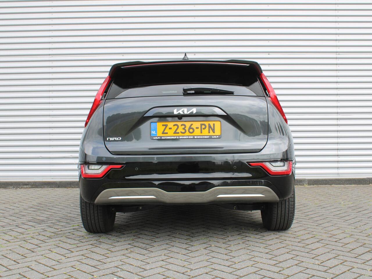 KIA e-Niro EV Edition Advanced 64.8 kWh | Stuur-/stoelverwarming | Elektr. stoelverstelling | Camera | Cruise adapt. | 17"LM | Clima | All season | 17% bijtelling |