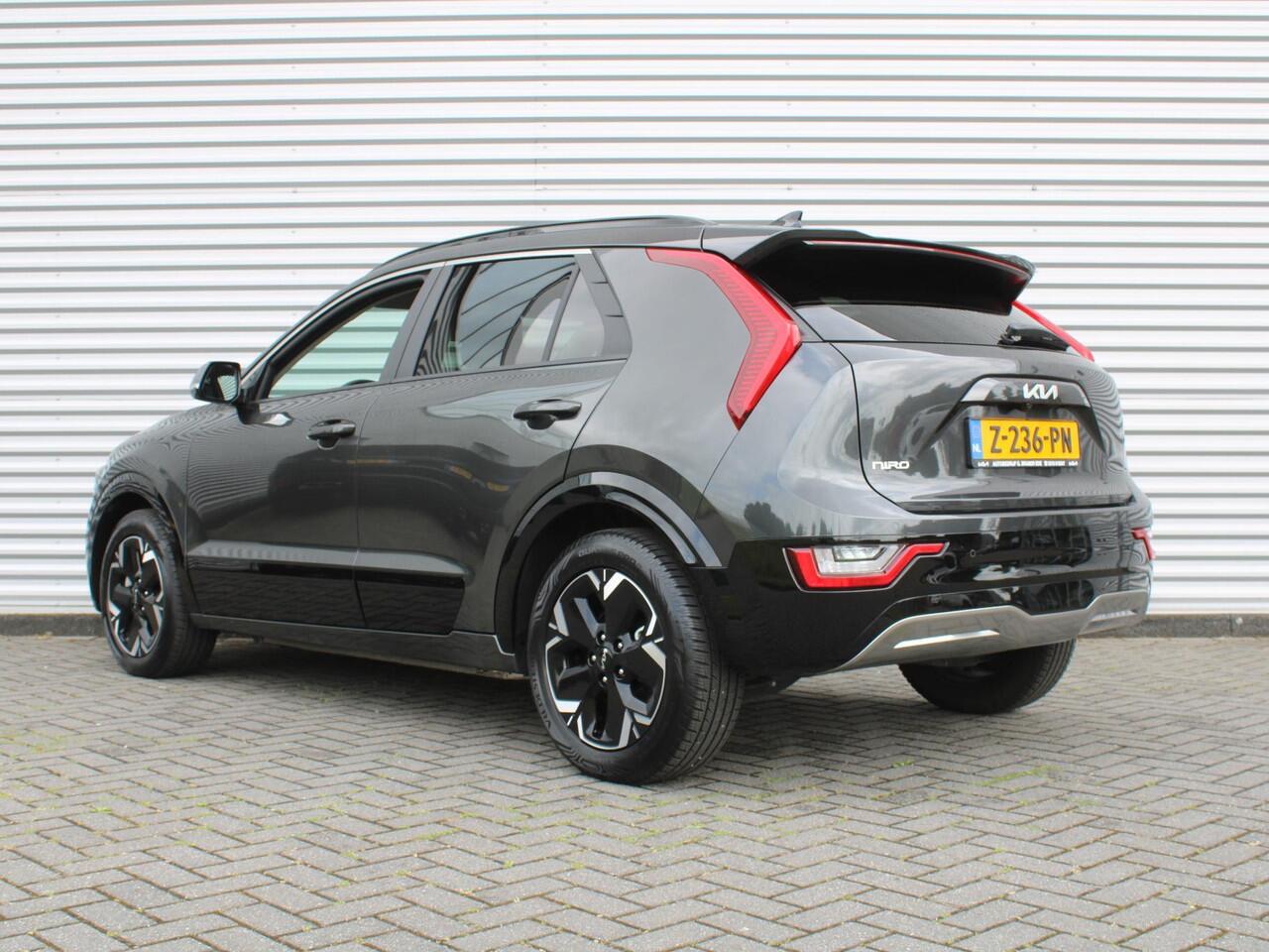 KIA e-Niro EV Edition Advanced 64.8 kWh | Stuur-/stoelverwarming | Elektr. stoelverstelling | Camera | Cruise adapt. | 17"LM | Clima | All season | 17% bijtelling |