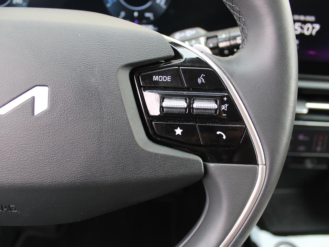 KIA e-Niro EV Edition Advanced 64.8 kWh | Stuur-/stoelverwarming | Elektr. stoelverstelling | Camera | Cruise adapt. | 17"LM | Clima | 17% bijtelling |