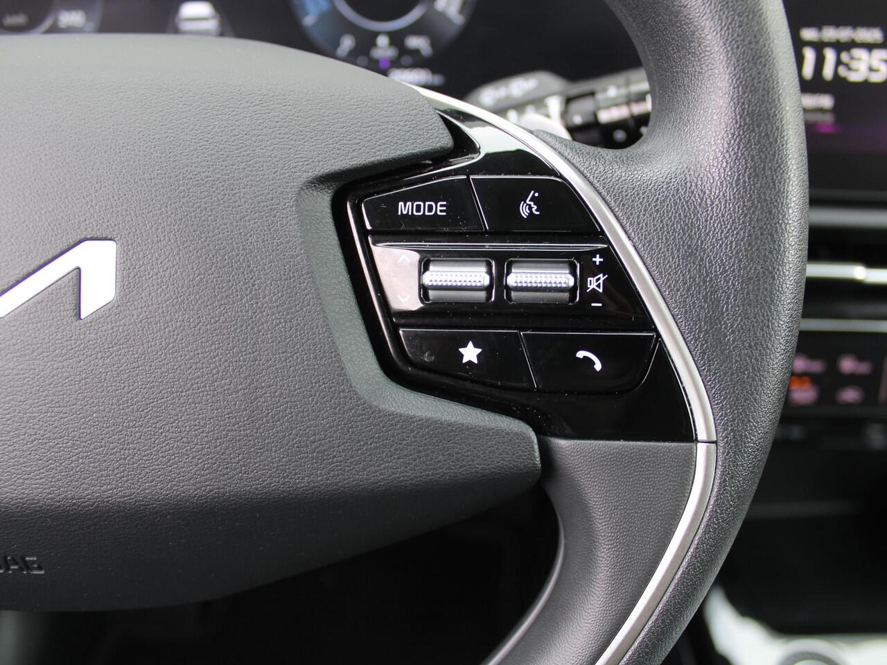 KIA e-Niro EV Light Edition 64.8 kWh | Airco | Cruise | Navi | Camera | PDC | 17" LM | All season banden | 17% bijtelling |