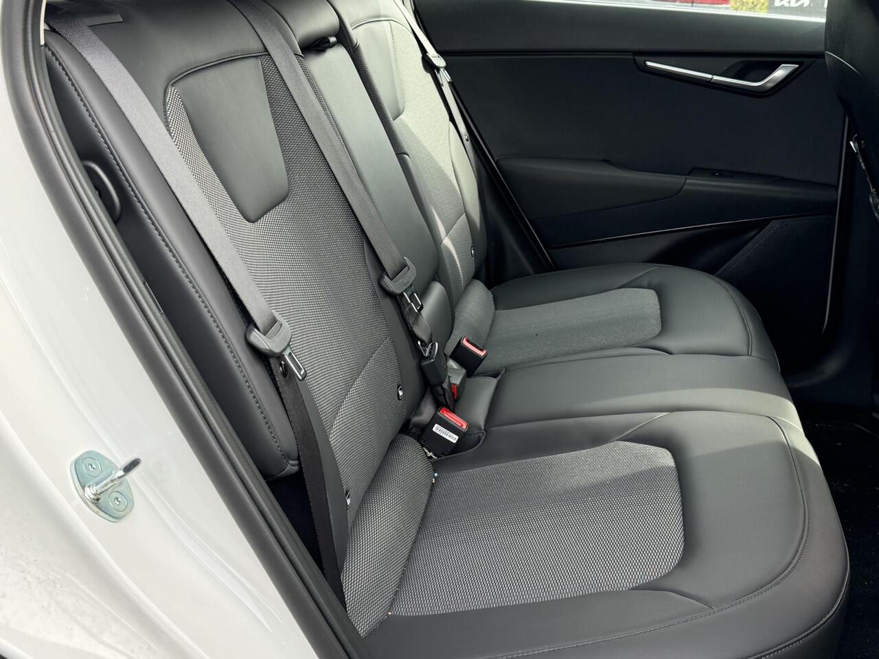 KIA e-Niro EV DynamicLine 64.8 kWh | cruise control | Apple carplay/Android auto | Achteruitrij camera | Parkeersensoren |