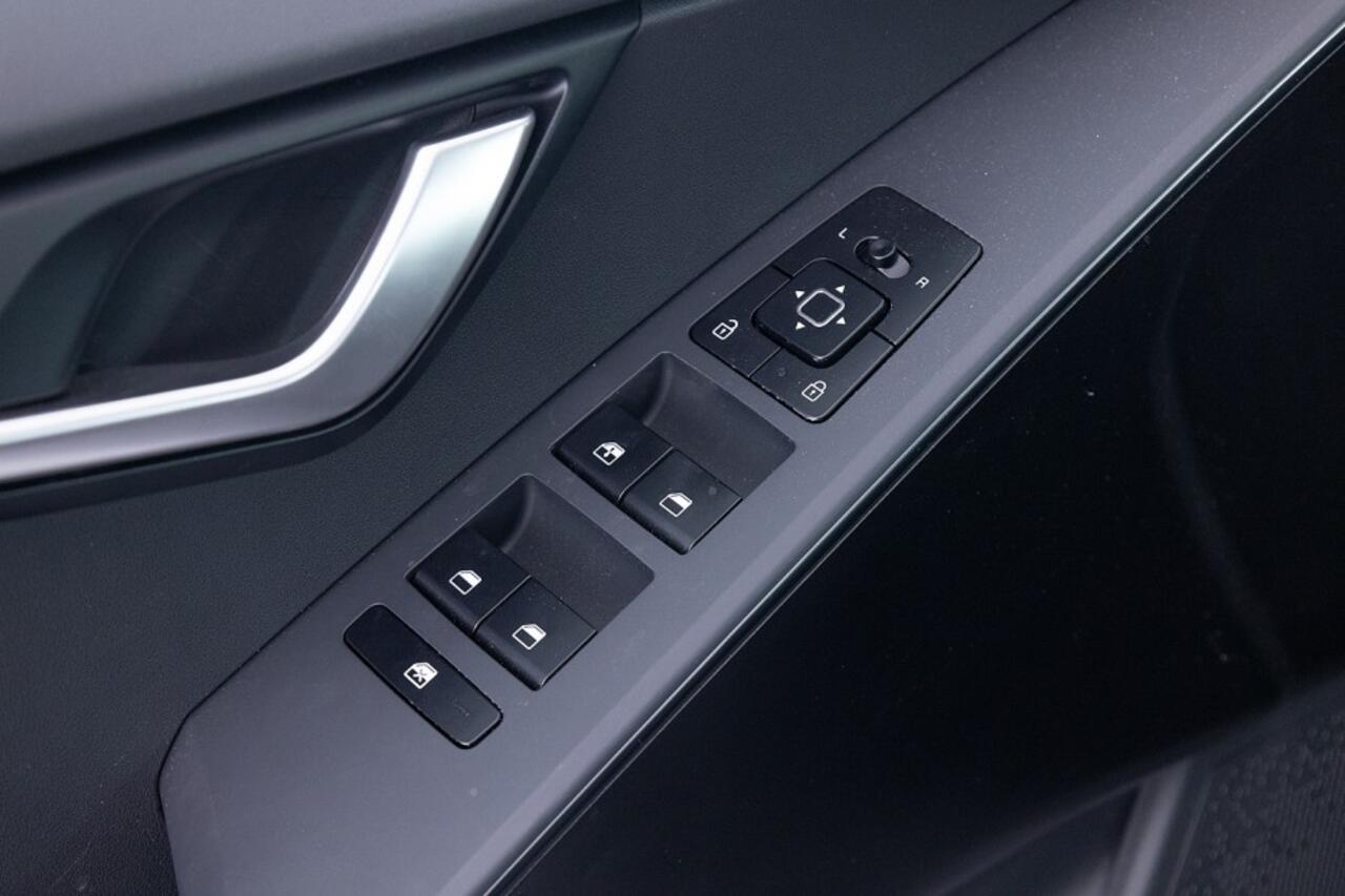 KIA e-Niro Light Edition 64.8 kWh | SOH 100% | NAVI | AIRCO-ECC