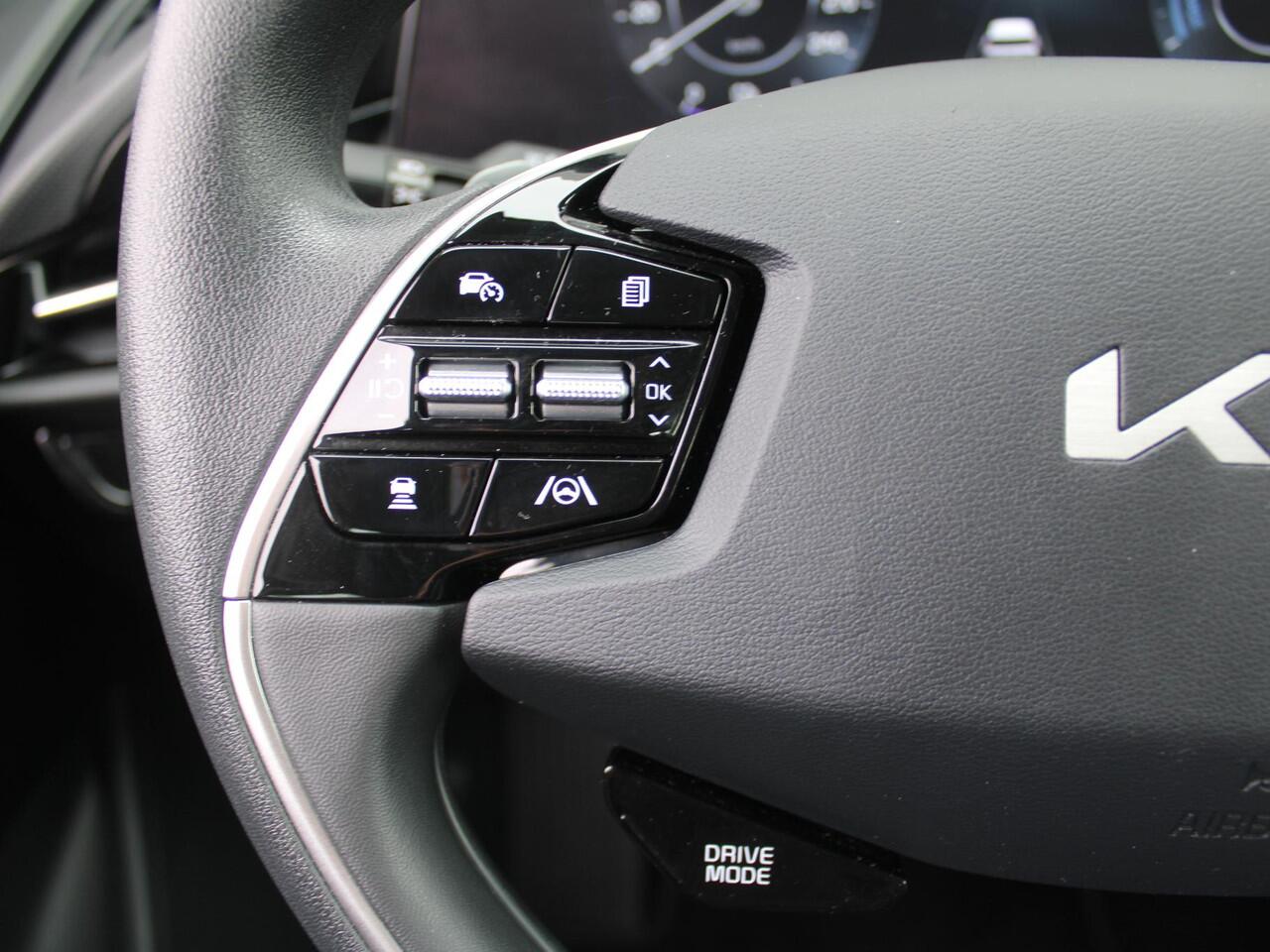 KIA e-Niro EV Light Edition 64.8 kWh | Airco | Cruise | Navi | Camera | PDC | 17" LM | All season banden | 17% bijtelling |