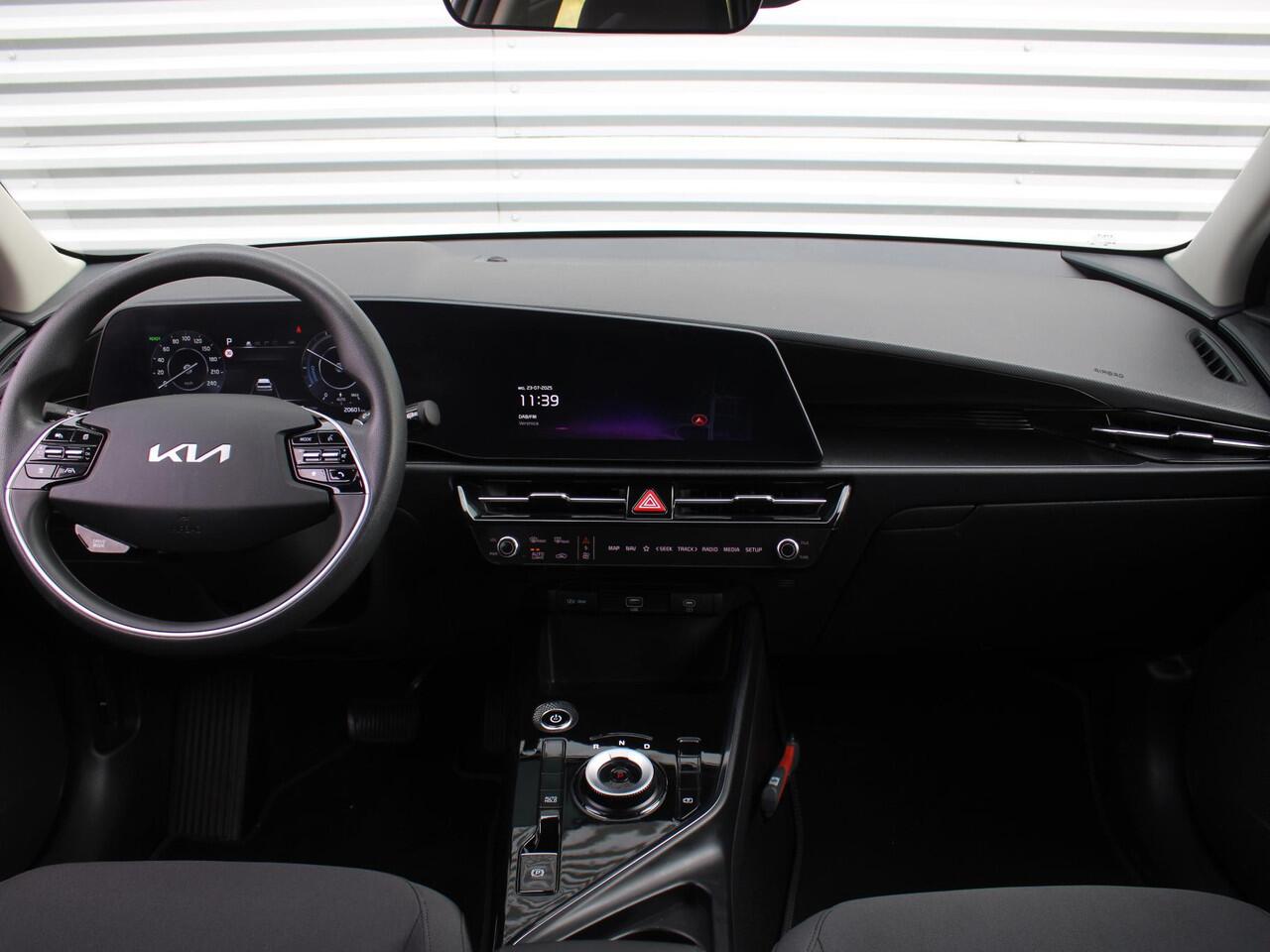 KIA e-Niro EV Light Edition 64.8 kWh | Airco | Cruise | Navi | Camera | PDC | 17" LM | All season banden | 17% bijtelling |