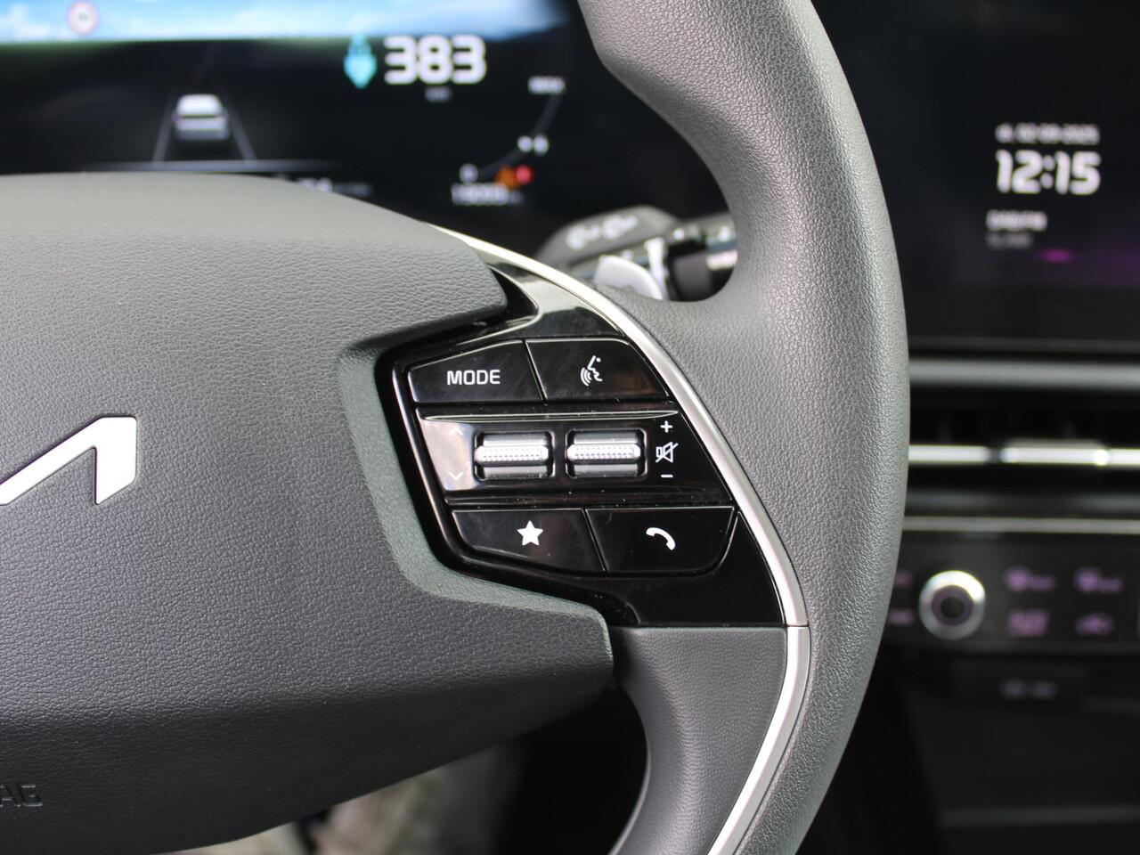 KIA e-Niro EV Light Edition 64.8 kWh | Camera | Cruise adapt. | Clima | 17" LM | Navi | Keyless | All season banden | 17% bijtelling |