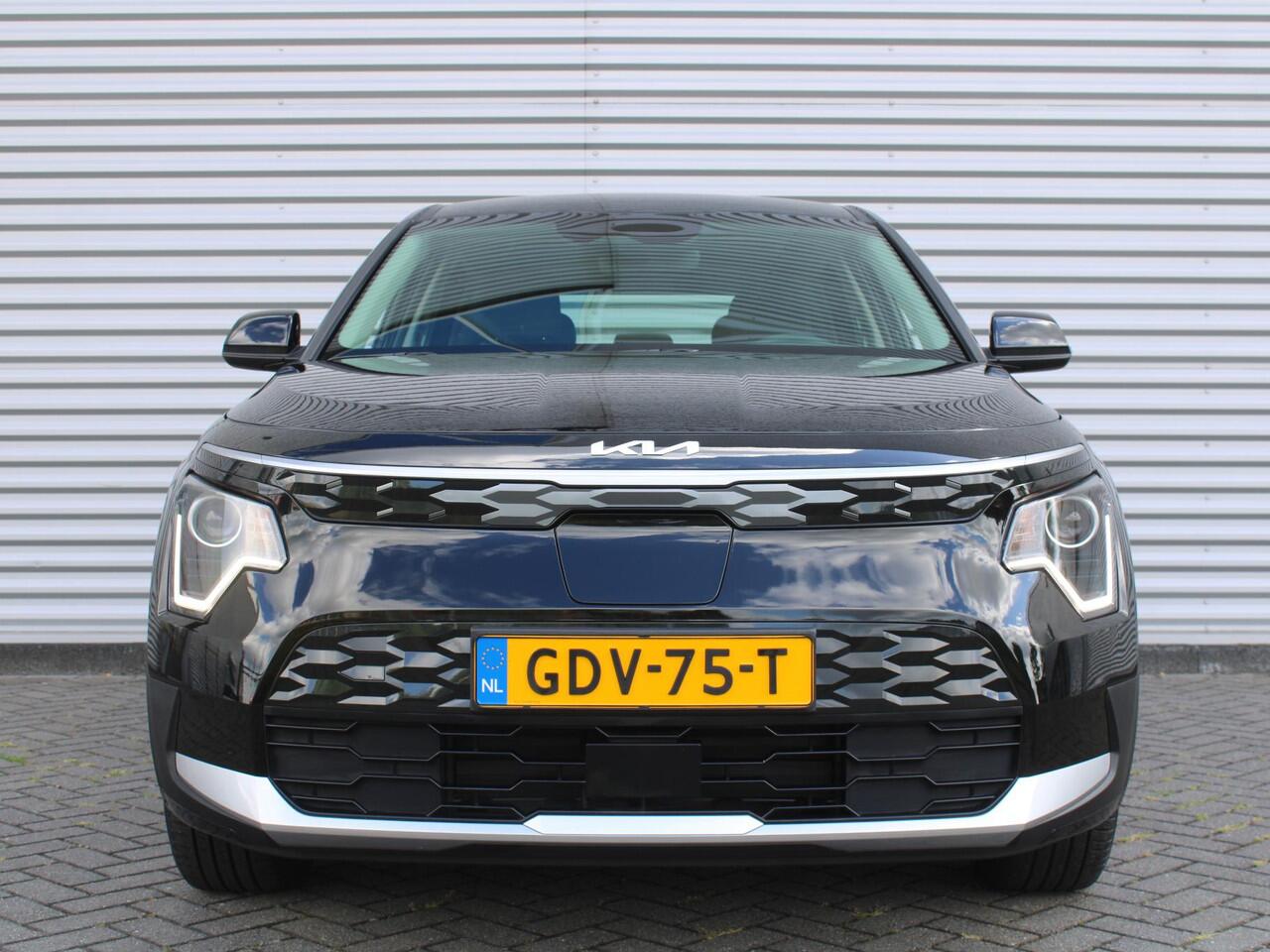 KIA e-Niro EV Light Edition 64.8 kWh | Camera | Cruise adapt. | Clima | 17" LM | Navi | Keyless | All season banden | 17% bijtelling |