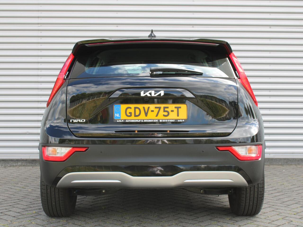 KIA e-Niro EV Light Edition 64.8 kWh | Camera | Cruise adapt. | Clima | 17" LM | Navi | Keyless | All season banden | 17% bijtelling |