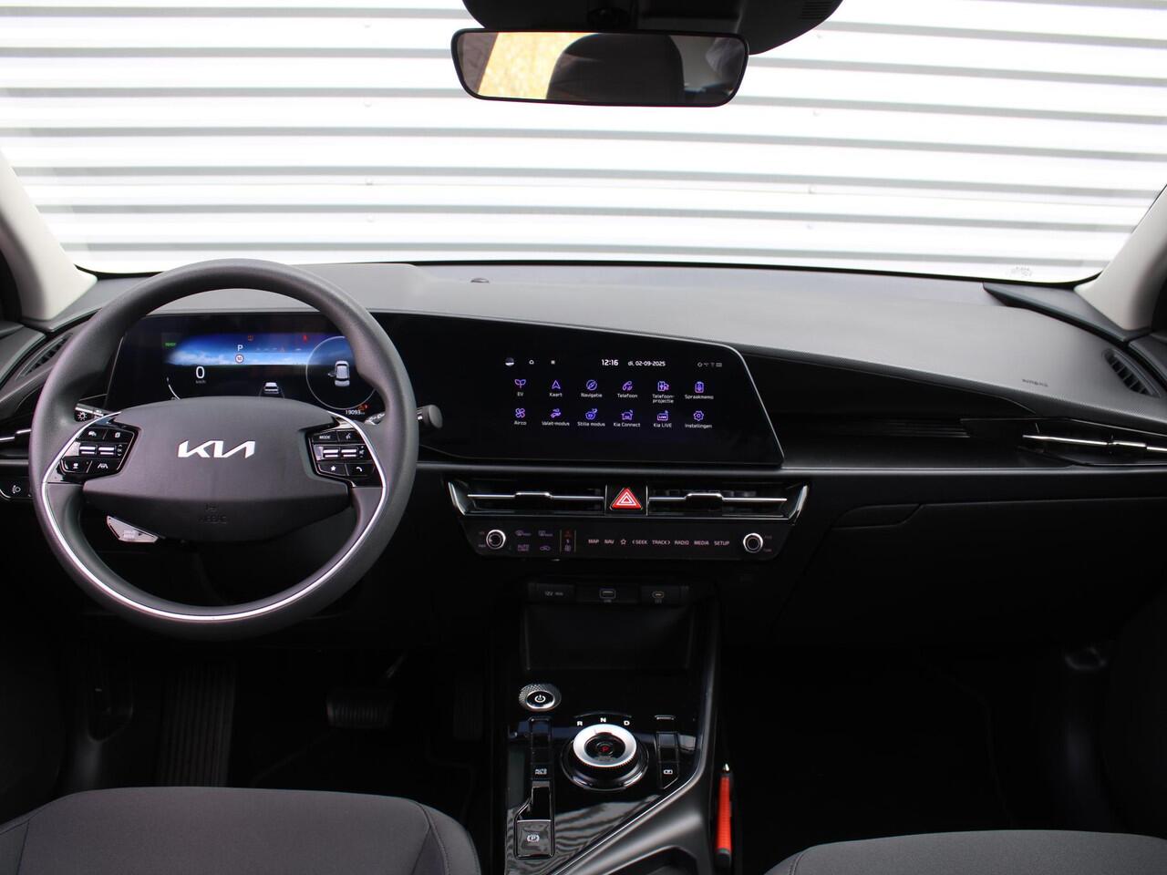 KIA e-Niro EV Light Edition 64.8 kWh | Camera | Cruise adapt. | Clima | 17" LM | Navi | Keyless | All season banden | 17% bijtelling |