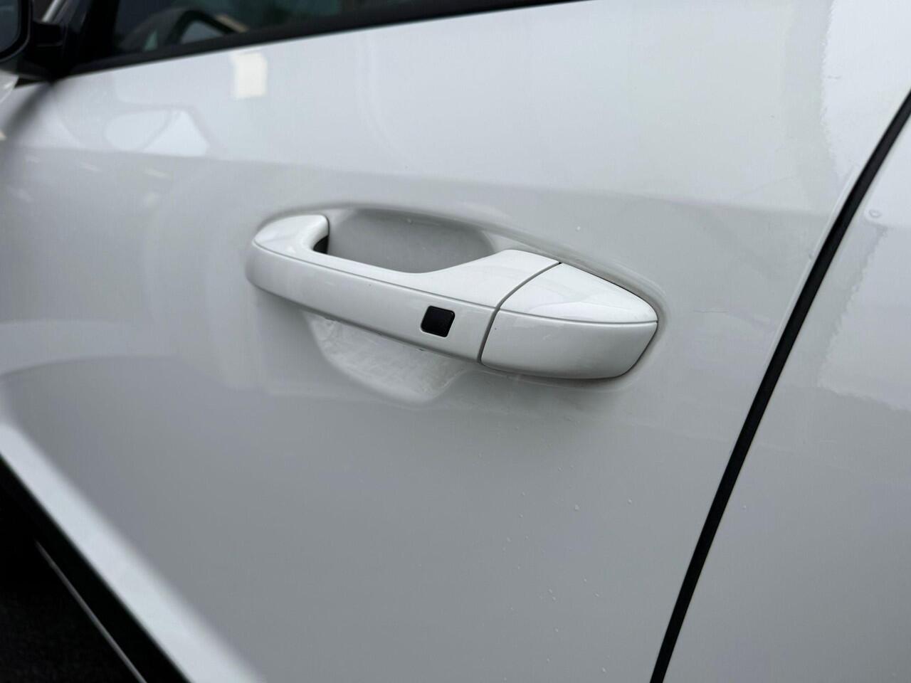 KIA e-Niro EV Light Advanced 64.8 kWh Stuurwielverwarming | Voorstoelverwarming | Privacy Glass | Navigatie | Android auto & Apple Carplay | Smart Key