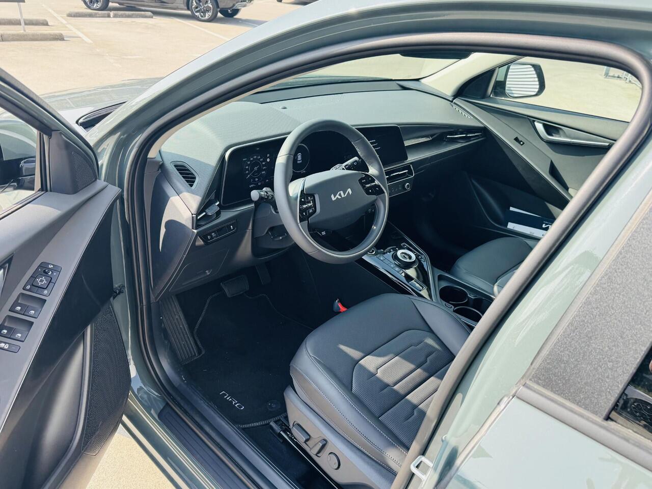 KIA e-Niro EV Air 64.8 kWh Demo auto ! | Informeer altijd even of de auto aanwezig is ! Km stand kan iets variëren!