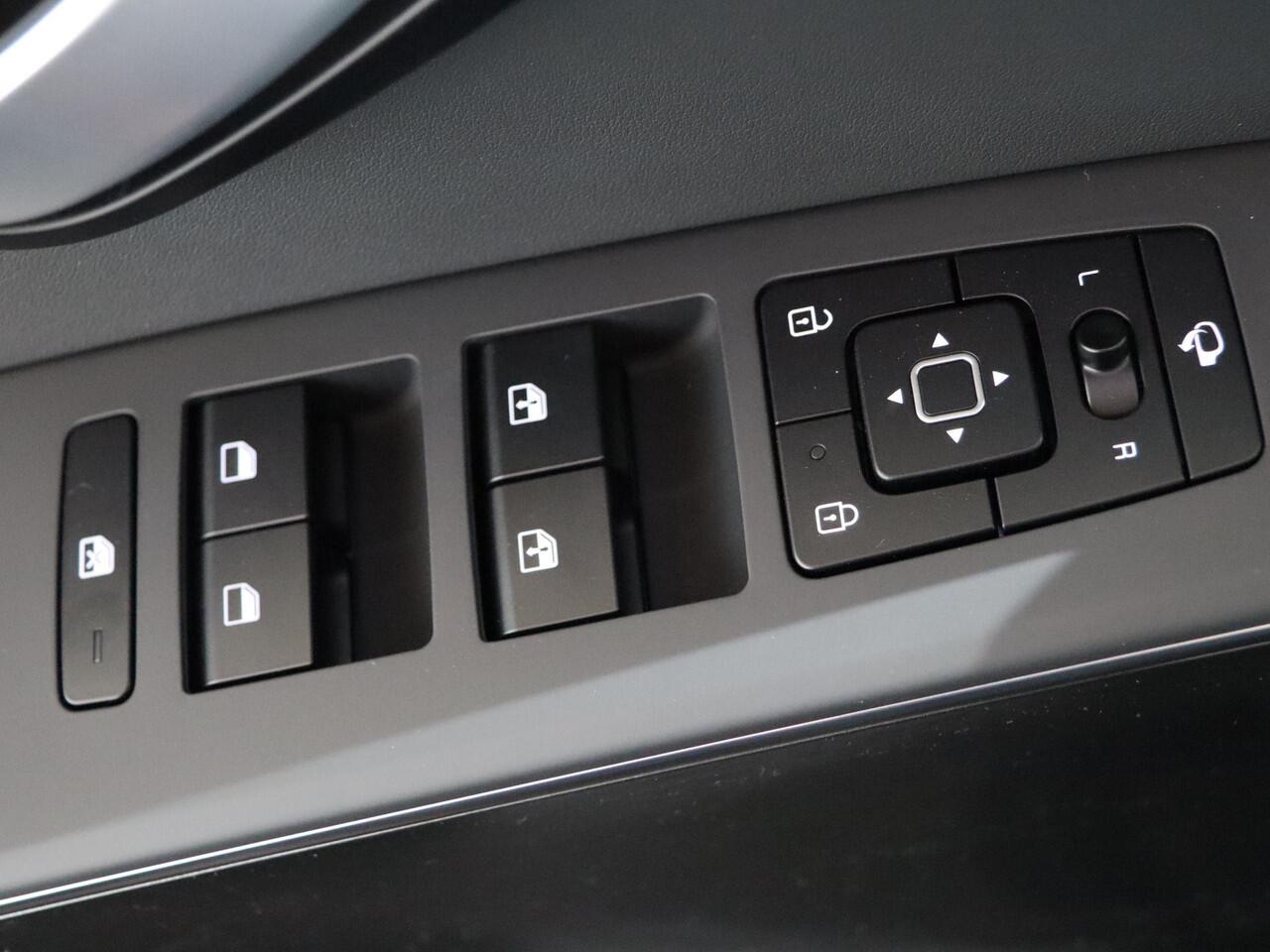 KIA e-Niro EV Light Advanced 64.8 kWh | Stoelverwarming | Privacy glass | Stuurwielverwarming | Achteruitrijcamera | 17" LM velgen | Adaptieve cruise control | Navigatie |