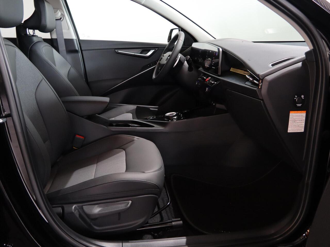 KIA e-Niro EV Light Advanced 64.8 kWh | Stoelverwarming | Privacy glass | Stuurwielverwarming | Achteruitrijcamera | 17" LM velgen | Adaptieve cruise control | Navigatie |