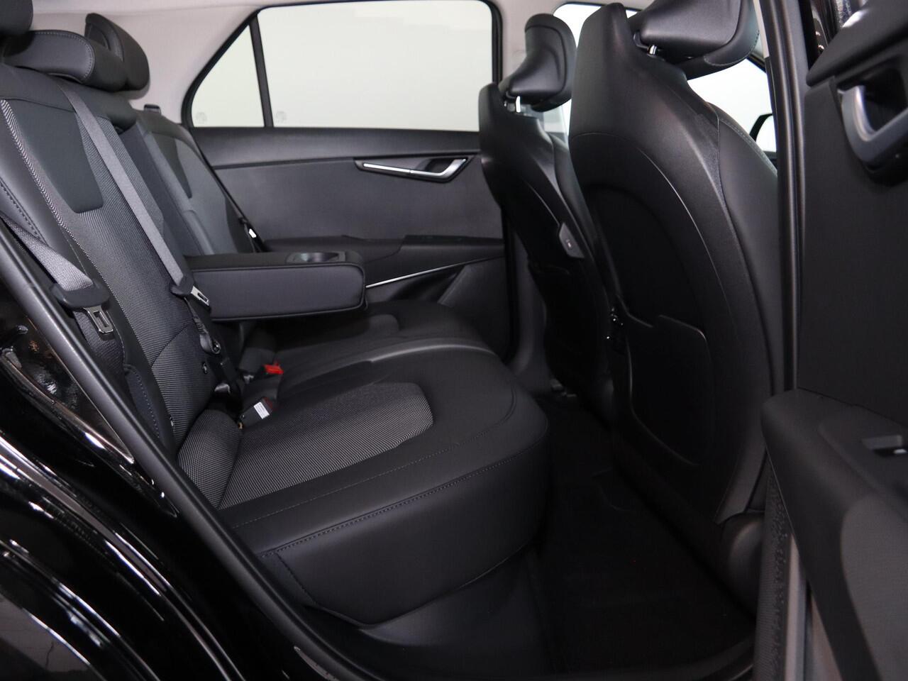 KIA e-Niro EV Light Advanced 64.8 kWh | Stoelverwarming | Privacy glass | Stuurwielverwarming | Achteruitrijcamera | 17" LM velgen | Adaptieve cruise control | Navigatie |