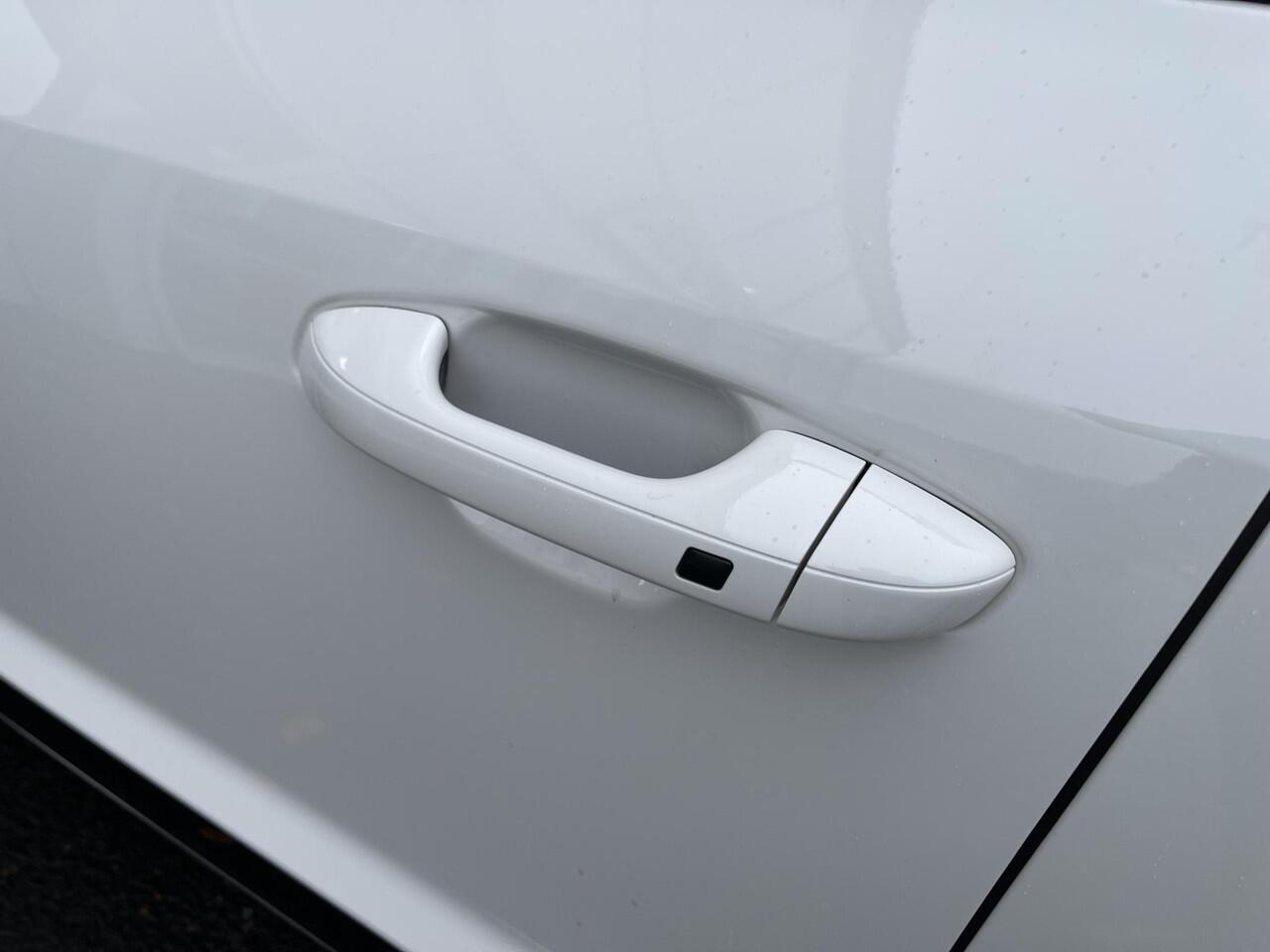 KIA e-Niro EV Edition Advanced 64.8 kWh Dodehoeksensoren | Stoelverwarming | Stuurverwarming | Navigatie | Apple Carplay & Android Auto enz.