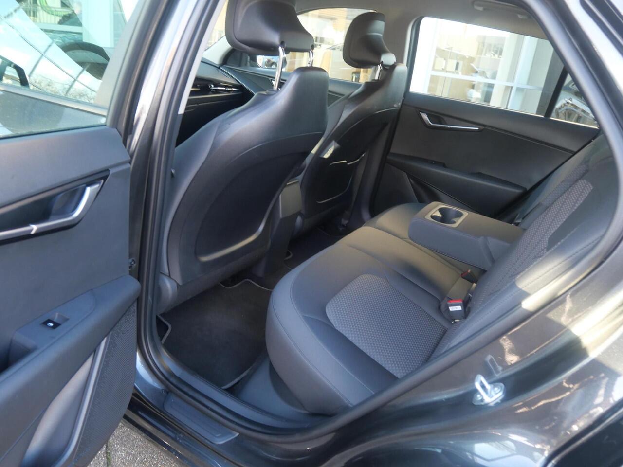 KIA e-Niro EV Light 64.8 kWh | Voorverwarming | Navigatie | Achteruitrijcamera | Airco | Cruise control Adaptieve |