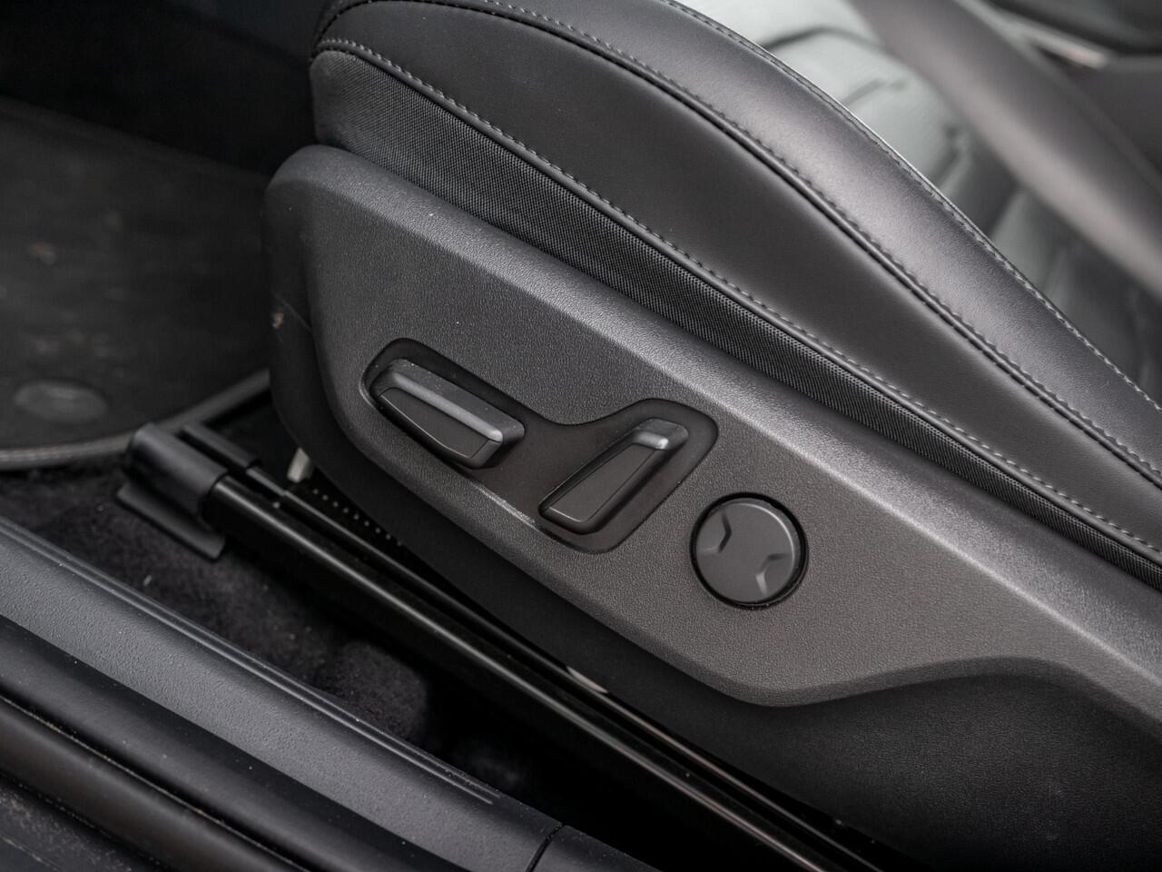 KIA e-Niro EV Plus 64.8 kWh l Lederlook bekleding l Stoelverwarming l El. verstelbare stoelen l