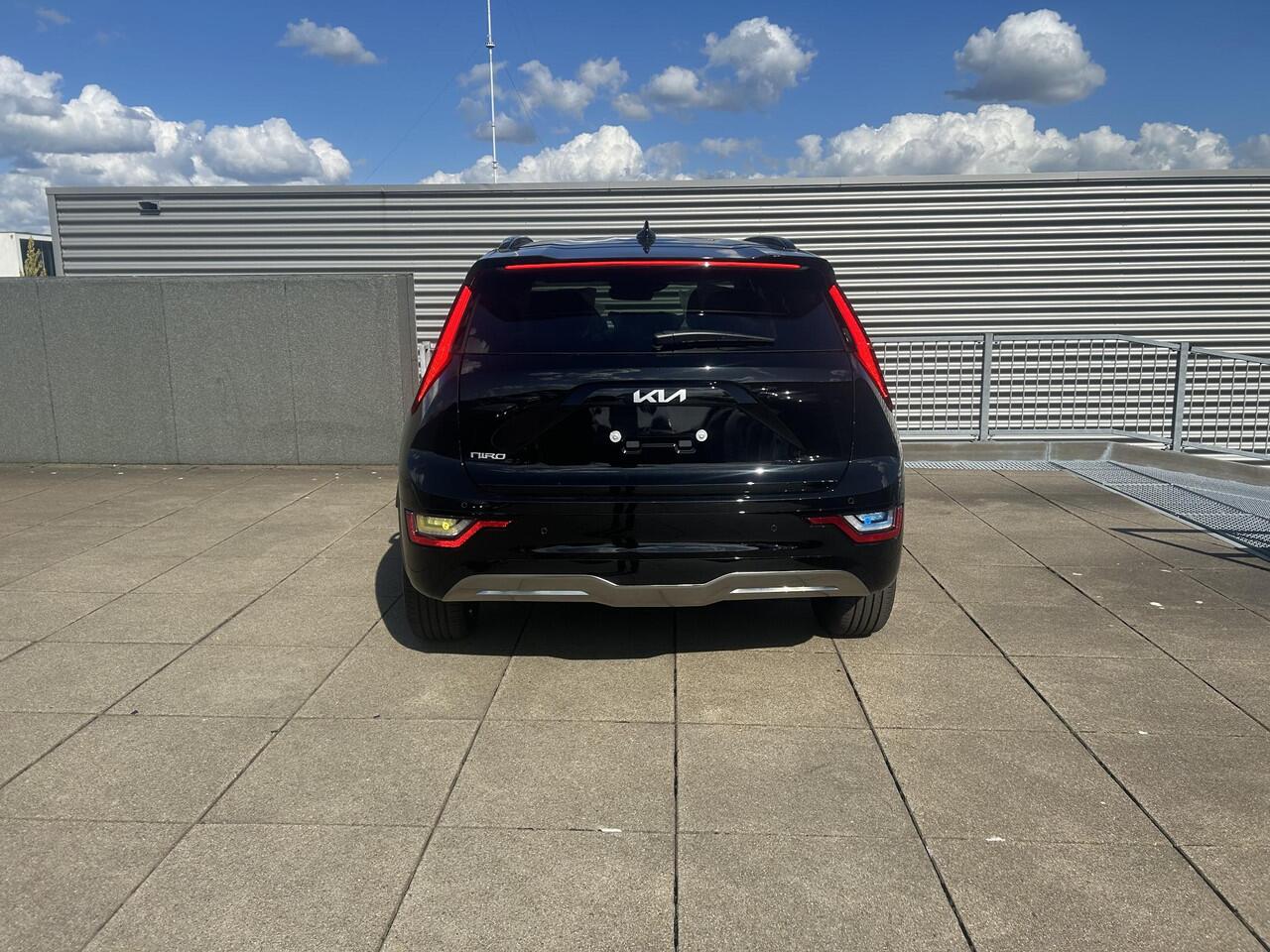 KIA e-Niro EV Plus Advanced 64.8 kWh ACHTERUITRIJCAMERA / LED / NAVIGATIE / KEYLESS