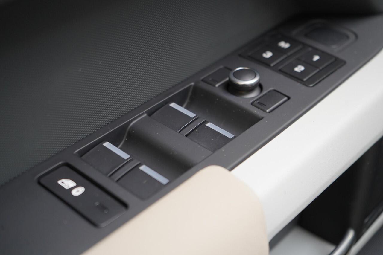 Land Rover DEFENDER 110 3.0 P400 110 First Edition | Panoramadak | Trekhaak | Leder | 360 Camera | Luchtvering