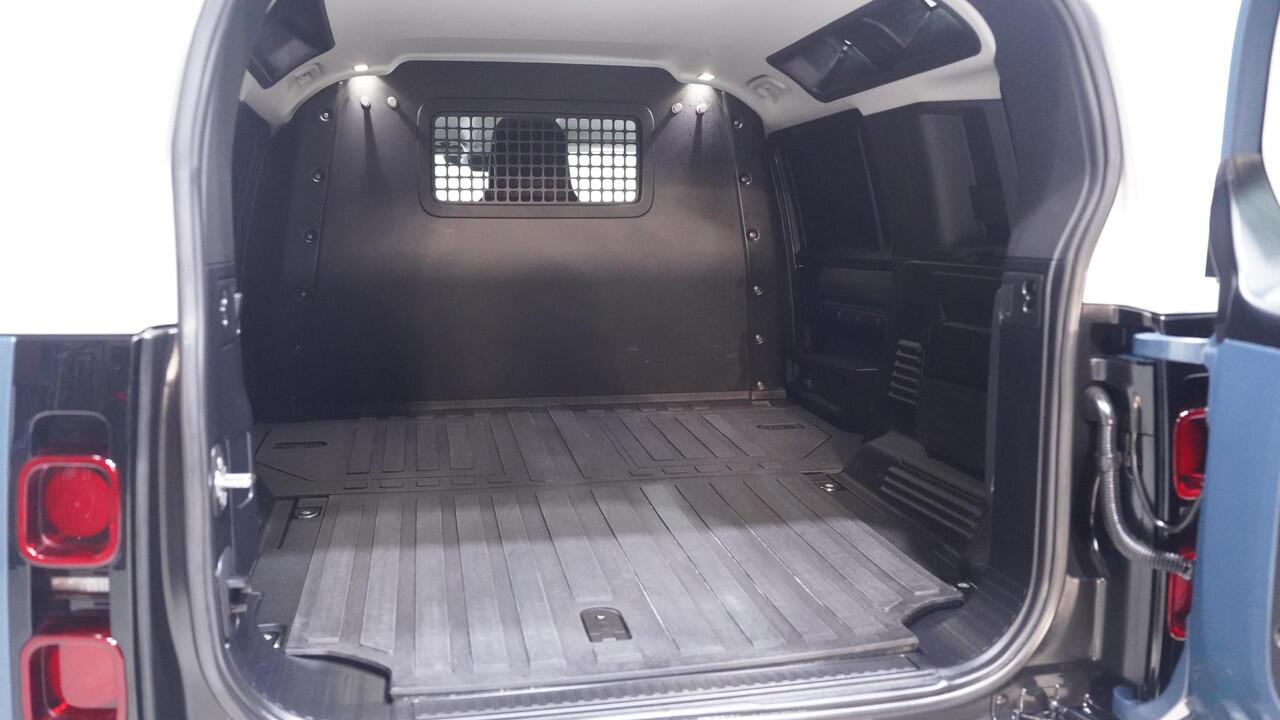 Land Rover DEFENDER Landrover 3.0 D250 110 Grijs Kenteken 3-Zits Leder Zwart 360 Camera, Navi, Apple Carplay, LED Koplampen