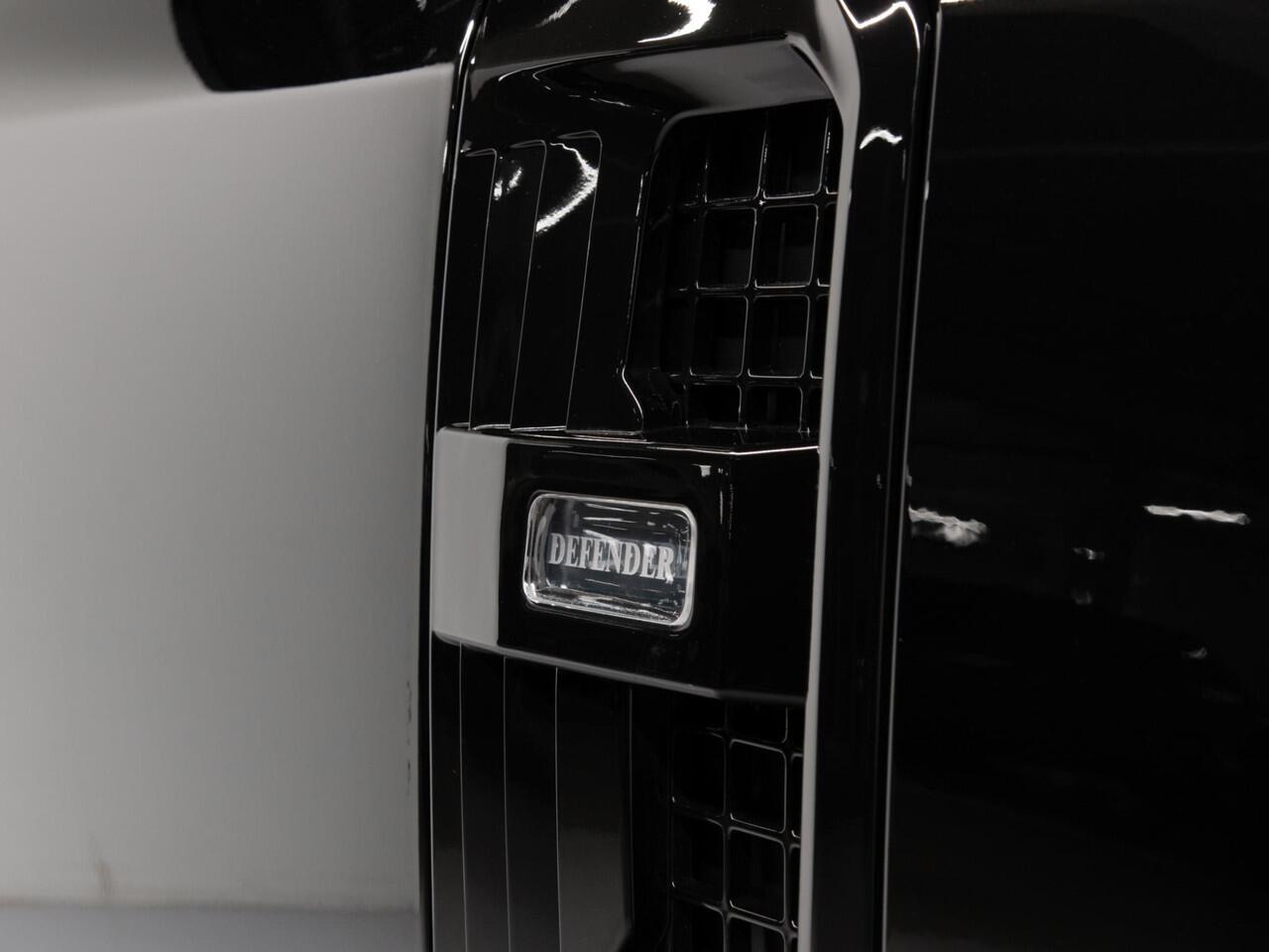 Land Rover DEFENDER 110 2.0 P300e 110 X-Dynamic HSE V8 Look!