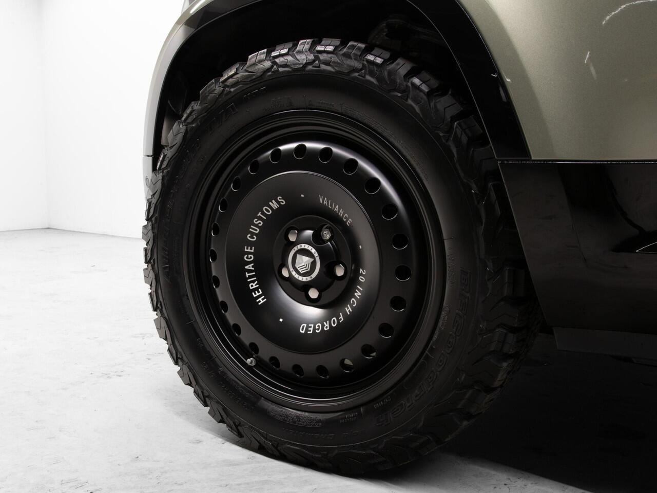 Land Rover DEFENDER 110 2.0 P300e 110 X-Dynamic HSE HERITAGE