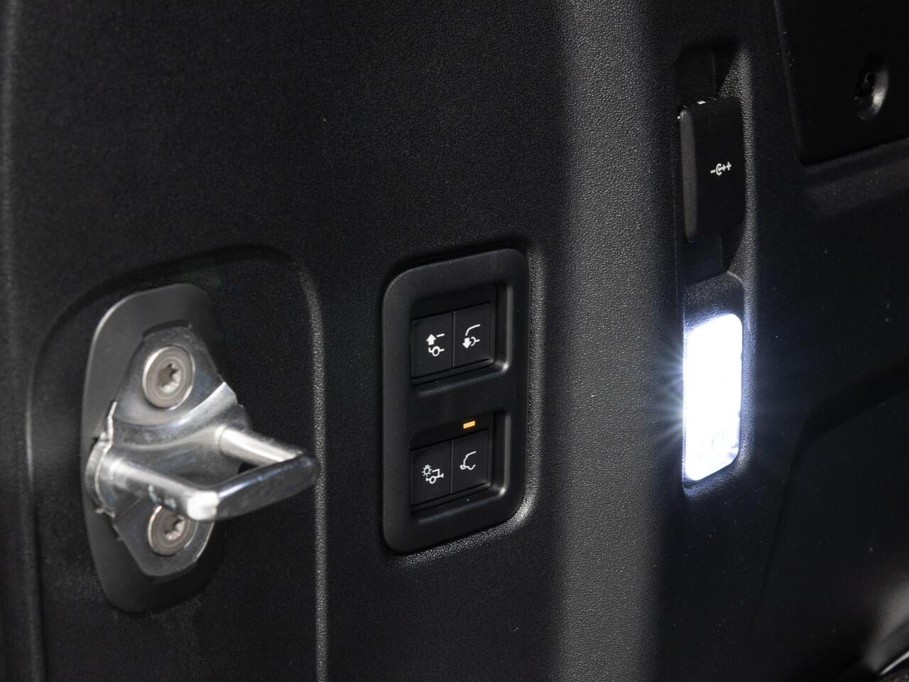 Land Rover DEFENDER 2.0 P300e 110 X-Dynamic SE Zeer Unieke Samenstelling!