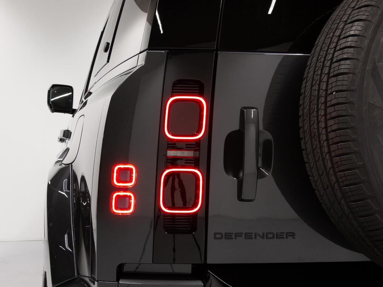 Land Rover DEFENDER 2.0 P300e 110 X-Dynamic SE Zeer Unieke Samenstelling!