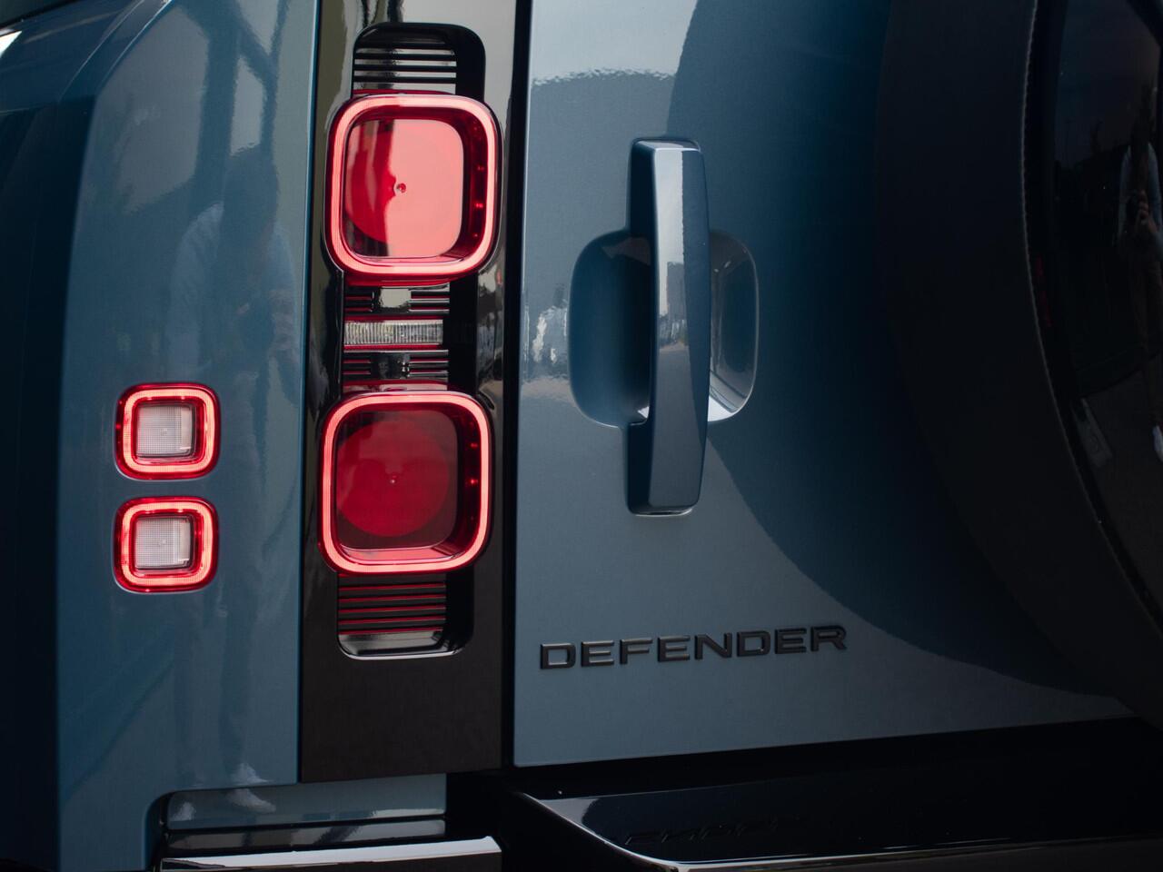 Land Rover DEFENDER 110 2.0 P300e 110 X-Dynamic l 6 Persoons l Schuif- /kantel Pano l Adapt. Cruise l Black Pack l 360 Camera