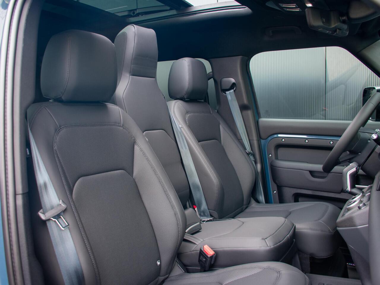 Land Rover DEFENDER 110 2.0 P300e 110 X-Dynamic l 6 Persoons l Schuif- /kantel Pano l Adapt. Cruise l Black Pack l 360 Camera