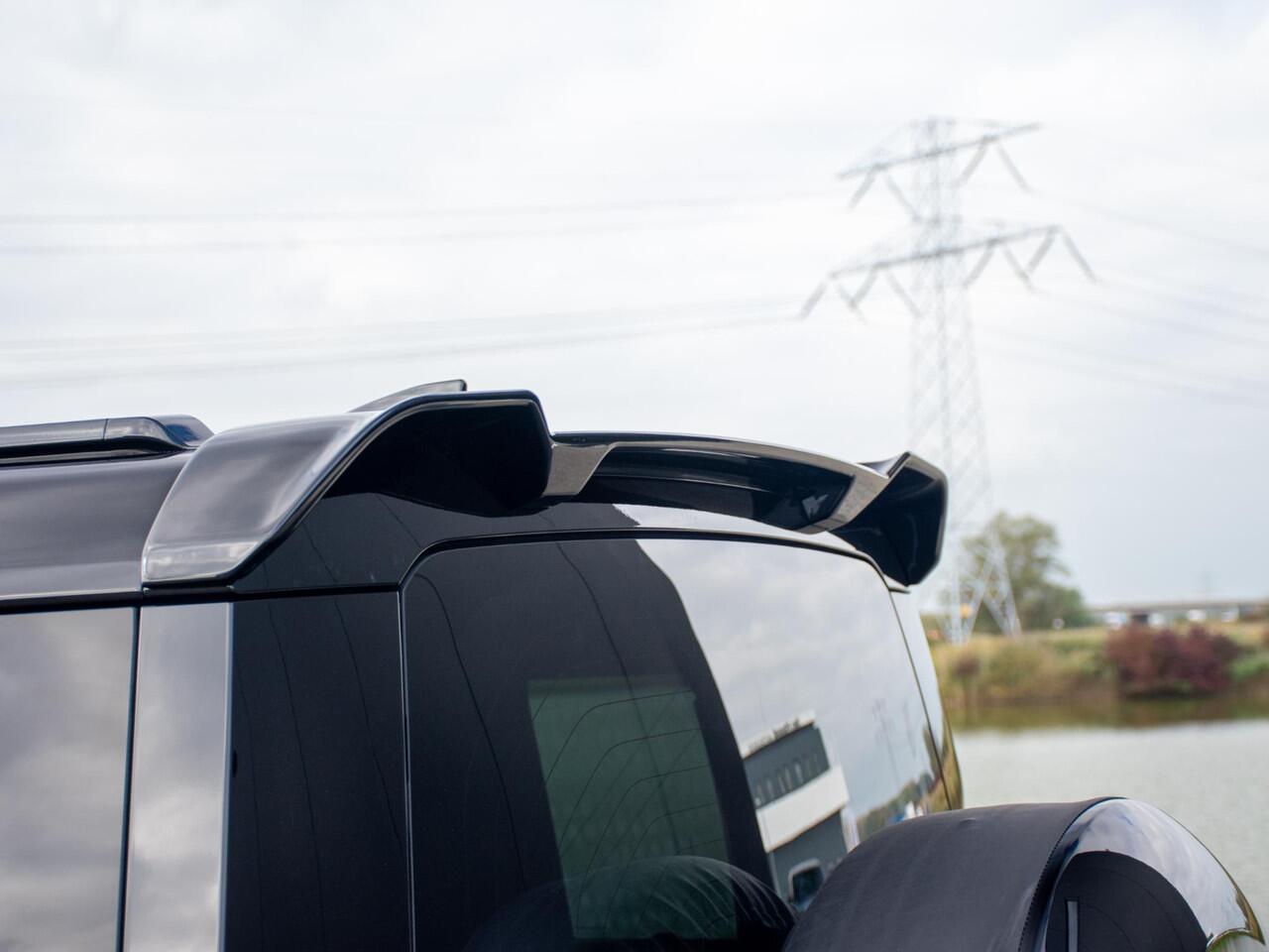 Land Rover DEFENDER 110 2.0 P300e 110 X-Dynamic HSE Trekhaak l Schuif-/kantel Panorama dak l Black Pack l Treeplanken l Spoiler l Wheelcover l 20 Inch l